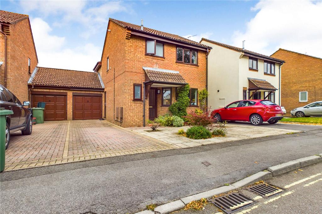 Woodfield Way, Theale, Reading, Berkshire, RG7 3 bed detached house for
