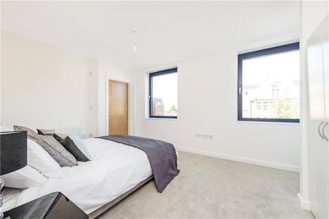 2 bedroom apartment to rent, High Road, London, N12