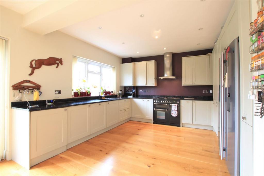 Norwood Road, Norwood Green UB2 5 bed semidetached house for sale £929,950