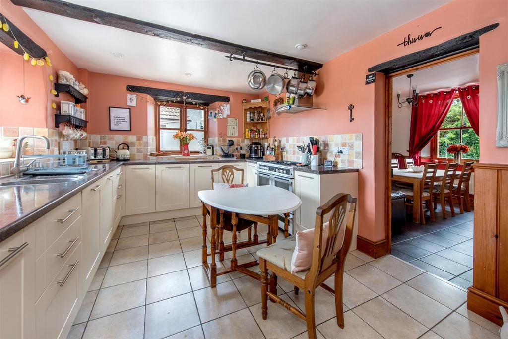 Yallands Hill, Monkton Heathfield, Taunton 5 bed detached house for