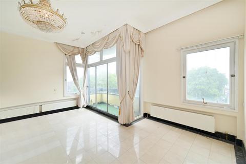 120 The Water Gardens, London, W2 2DD