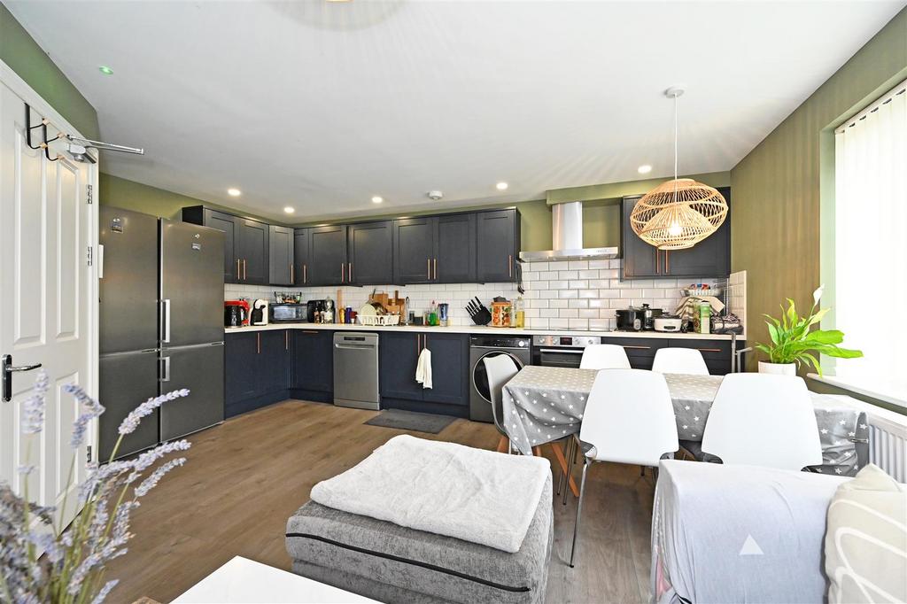 Baxendale Road, Chichester 4 bed terraced house £2,950 pcm (£681 pw)