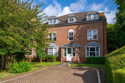 Horley - 2 bedroom apartment for sale
