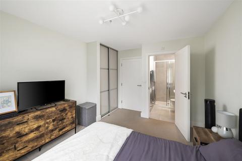 2 bedroom apartment for sale - 4 Brocklehurst Way, Horley