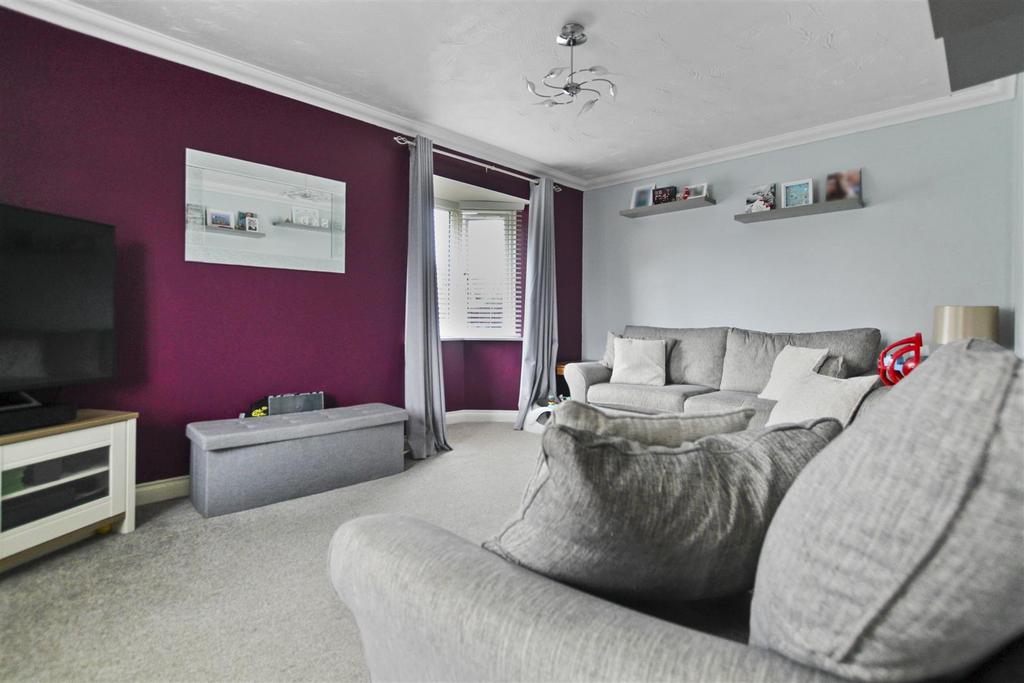 Lakeside, Irthlingborough... 3 bed detached house £285,000