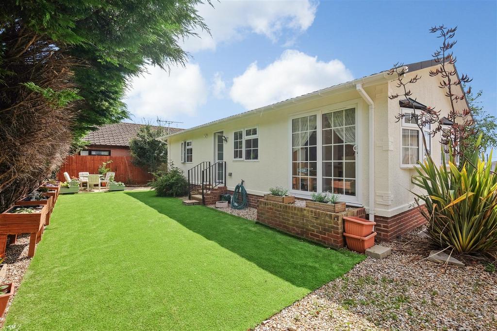 Beach Court Faversham Road, Seasalter 2 bed park home for sale £285,000