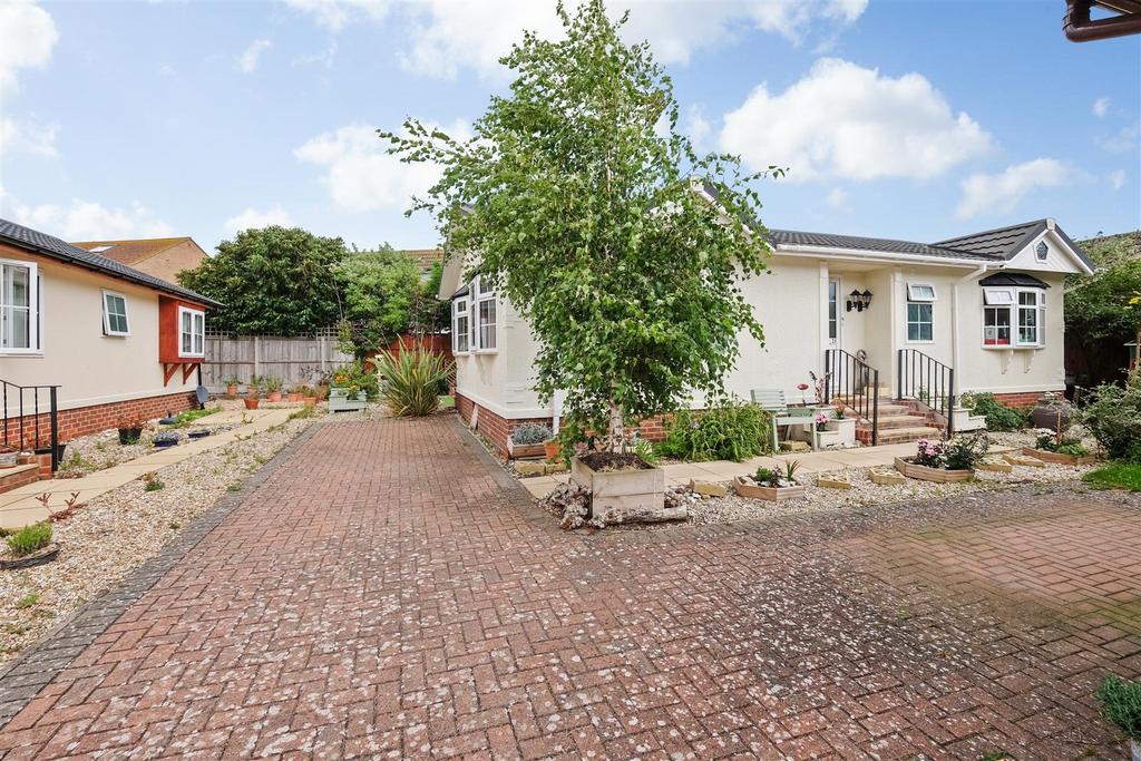 Beach Court Faversham Road, Seasalter 2 bed park home for sale £285,000