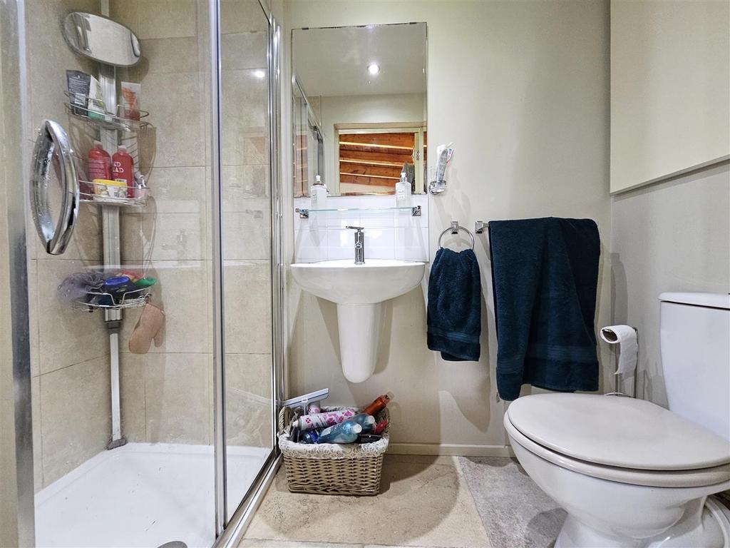 En suite shower room/wc