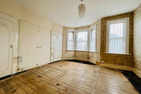 10 Warren Road, Folkestone, CT19 6DE