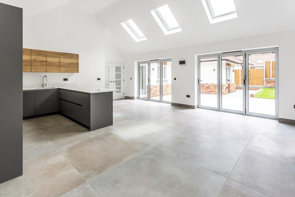 NEW BUNGALOW JUST OFF THE RIDGEWAY, FETCHAM, KT22 3 bed detached