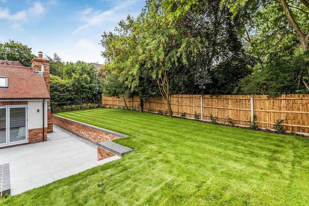 NEW BUNGALOW JUST OFF THE RIDGEWAY, FETCHAM, KT22 3 bed detached