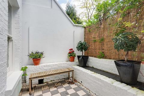 2 bedroom flat for sale, Willoughby Road, Hampstead NW3