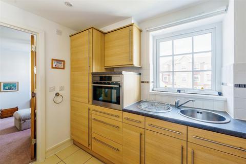 2 bedroom flat for sale, Claridge House, Church Street, Littlehampton