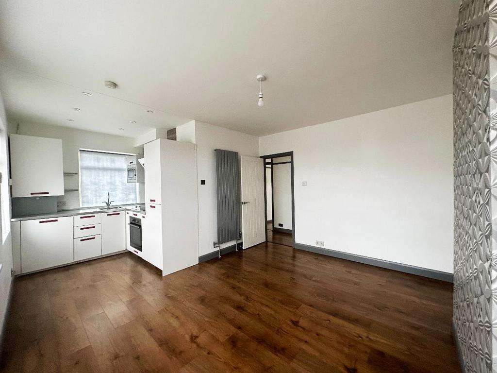 Ardleigh Green Road, Hornchurch 2 bed to rent £1,500 pcm
