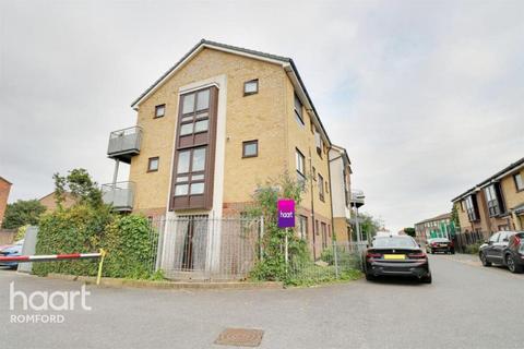 2 bedroom apartment to rent, Brooklands Road, ROMFORD