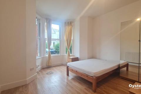 Studio to rent, The Limes Avenue, London - N11
