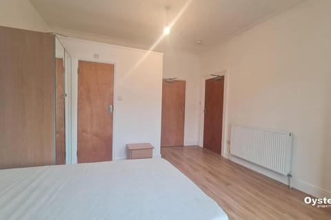 Studio to rent, The Limes Avenue, London - N11