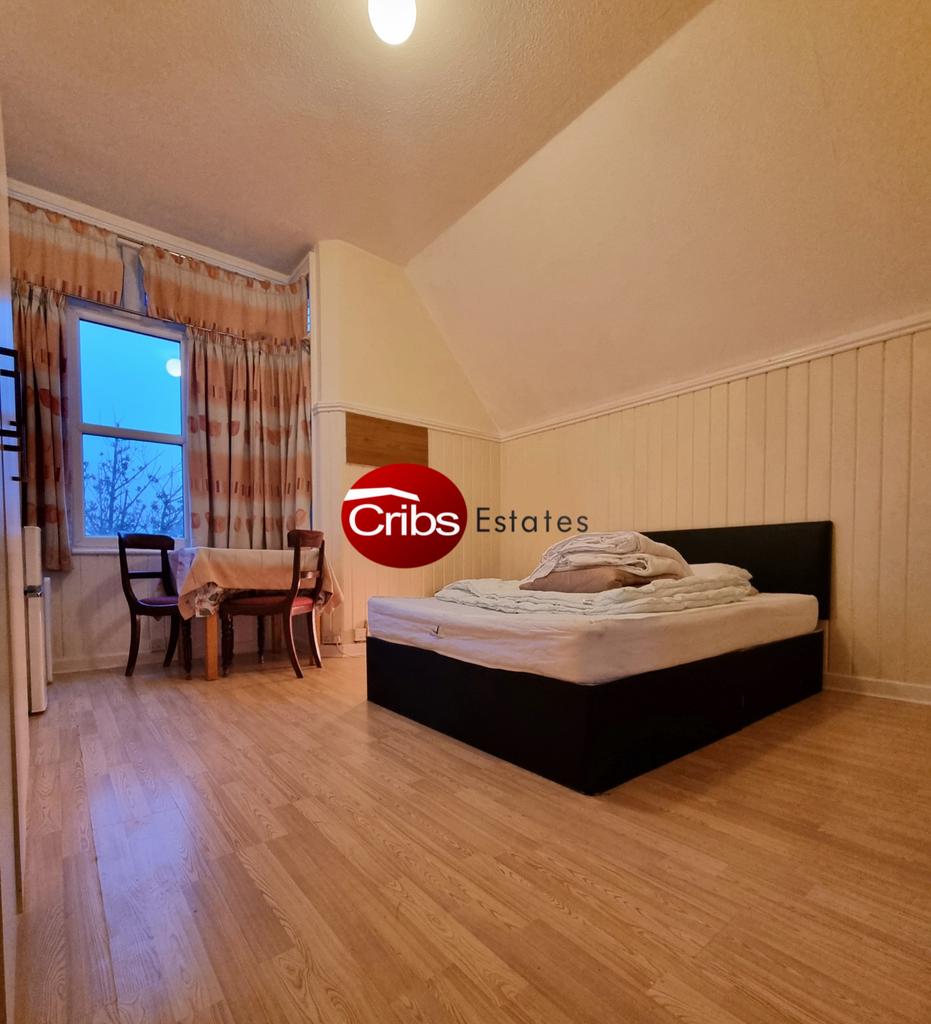Studio to rent in Carshalton Road