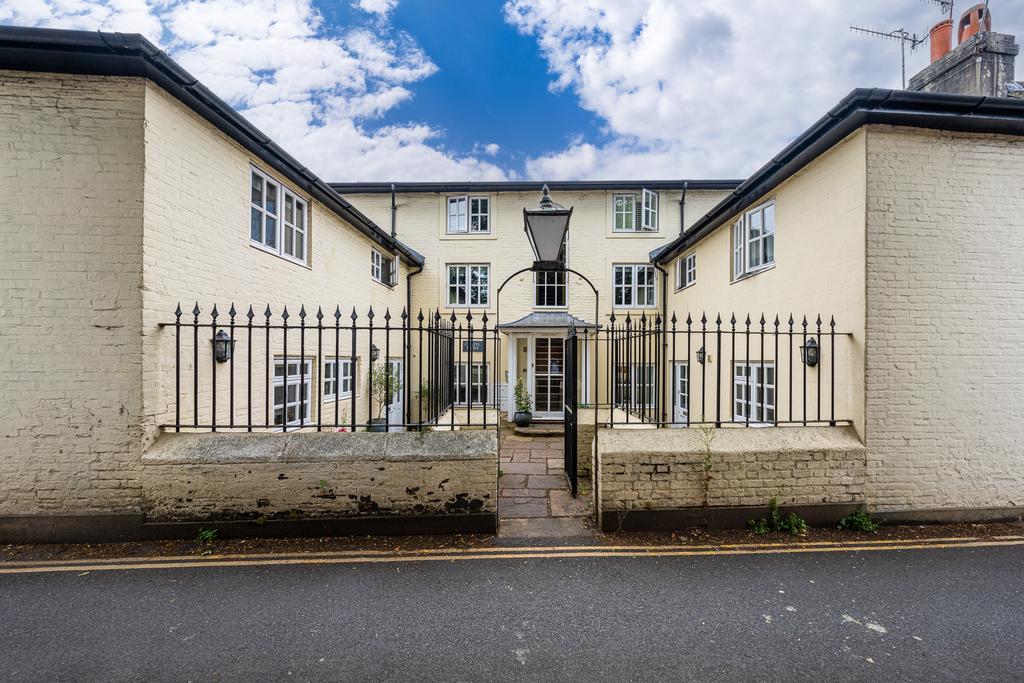 Church Street, Dorking RH4 2 bed apartment to rent £1,450 pcm (£335 pw)