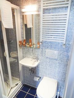 Studio to rent, Cartwright Gardens, Bloomsbury, London, WC1H