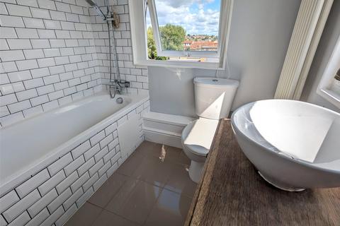 Flat D, 16 Rutland Park, London, SE6 4LH