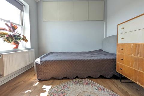 Flat D, 16 Rutland Park, London, SE6 4LH