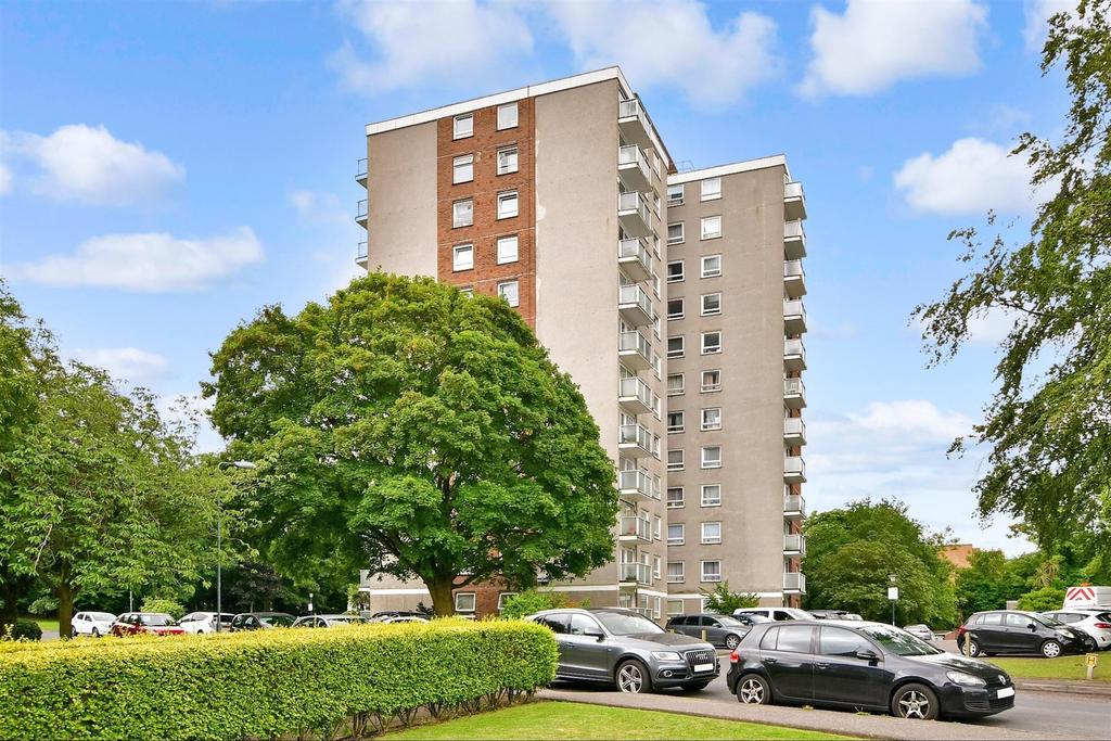 Basinghall Gardens, Sutton, Surrey 2 bed flat for sale £210,000