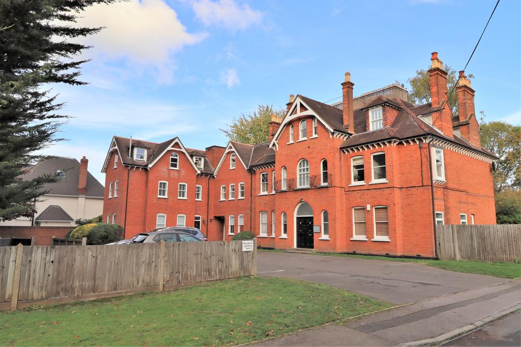 Westcar Lane, Hersham KT12 2 bed penthouse £1,395 pcm (£322 pw)