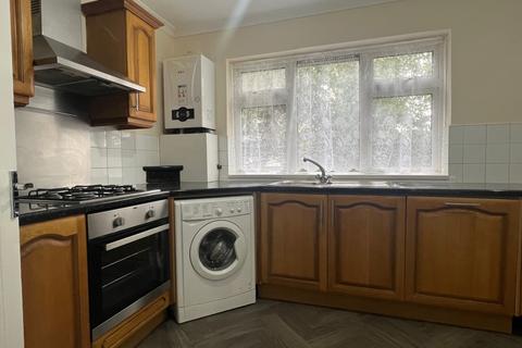 3 bedroom flat to rent, No Deposit Option, Little Gearies, Barkingside IG6