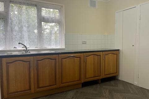 3 bedroom flat to rent, No Deposit Option, Little Gearies, Barkingside IG6