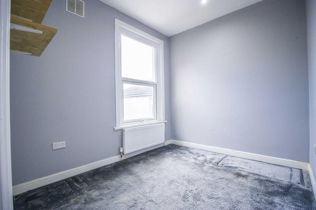 Byron Avenue, London, E12 2 bed flat £1,800 pcm (£415 pw)