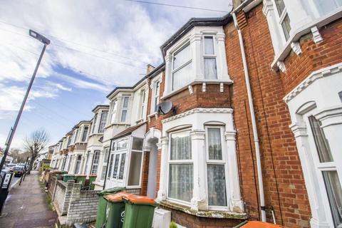 2 bedroom flat to rent, Byron Avenue, London, E12