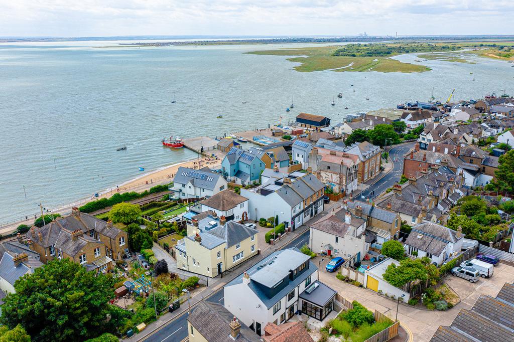 Leigh Hill, Leighonsea, SS9 4 bed end of terrace house £3,250 pcm (£750 pw)