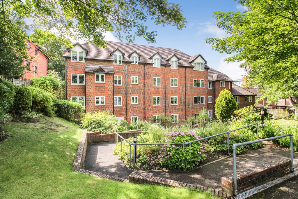 Flat 24, Meadsview Court, Farnborough, Hampshire, GU14 2 bed apartment for sale £140,000
