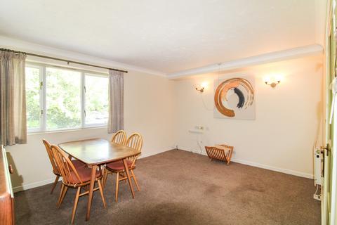 2 bedroom retirement property for sale, Flat 24, Meadsview Court, Farnborough, Hampshire, GU14
