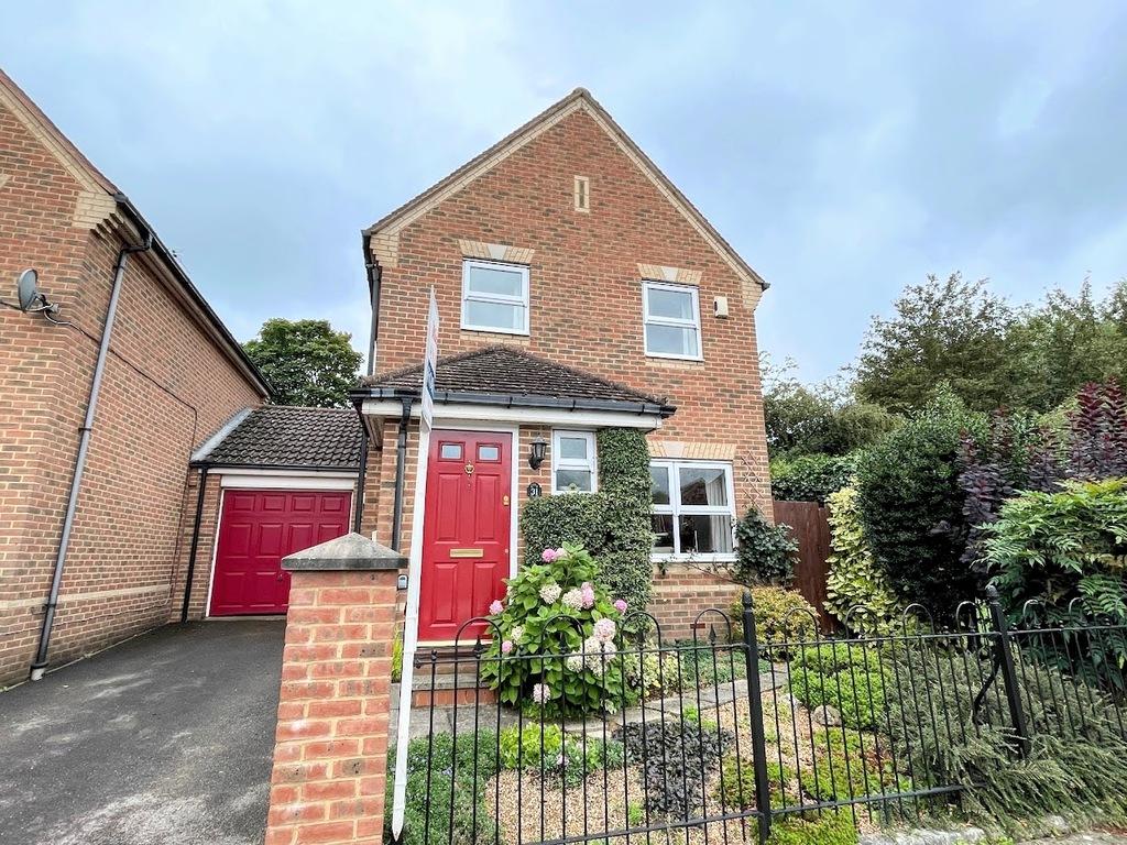 Sandhill Way, Aylesbury 3 bed detached house for sale £390,000
