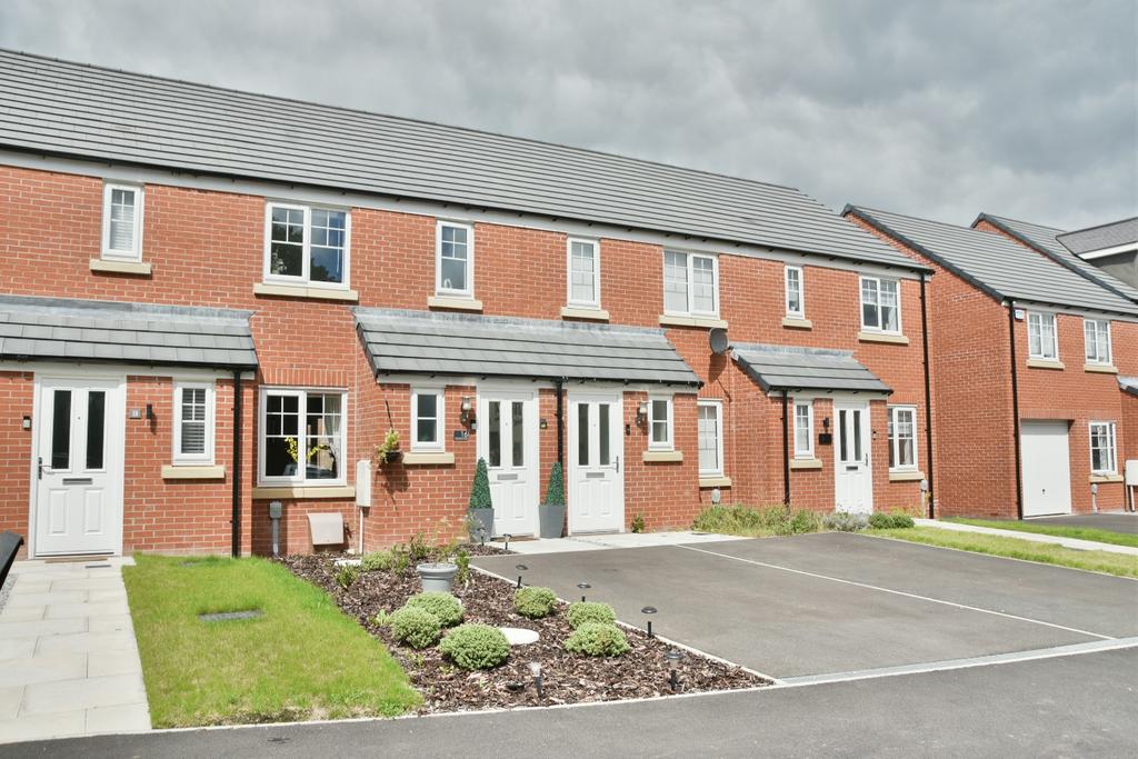 Wood End Close, Leigh, Lancashire... 2 bed mews £170,000