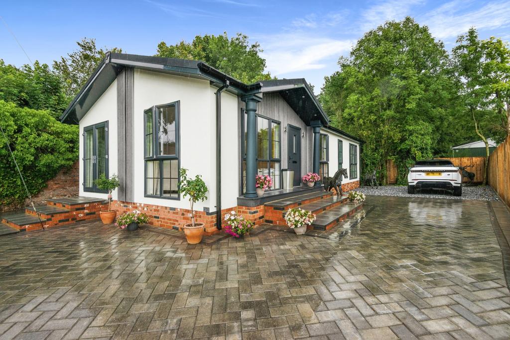 Westhorpe Park, Marlow, Buckinghamshire, SL7 2 bed park home for sale