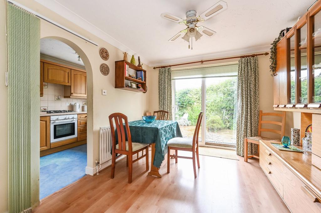 Stoneham Close, Petersfield, Hampshire 3 bed link detached house for