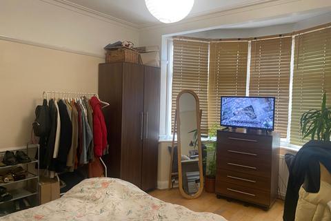 1 bedroom in a house share to rent, Pymmes Green Road,  London, N11