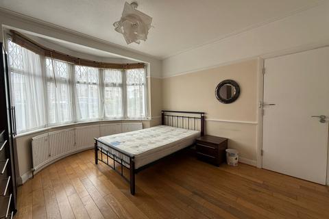1 bedroom in a house share to rent, Pymmes Green Road,  London, N11