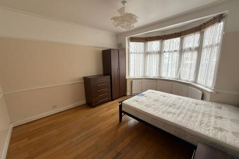 1 bedroom in a house share to rent, Pymmes Green Road,  London, N11