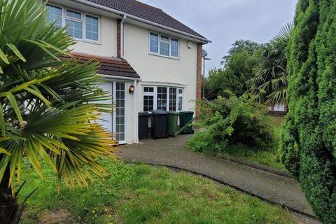 1 bedroom semi-detached house to rent, Staines-Upon-Thames,  Surrey,  TW19