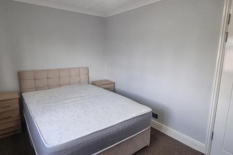1 bedroom semi-detached house to rent, Staines-Upon-Thames,  Surrey,  TW19