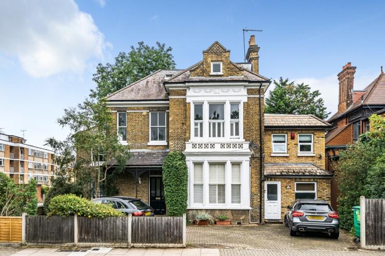 Keswick Road Putney SW15 2 bed apartment £2,500 pcm (£577 pw)