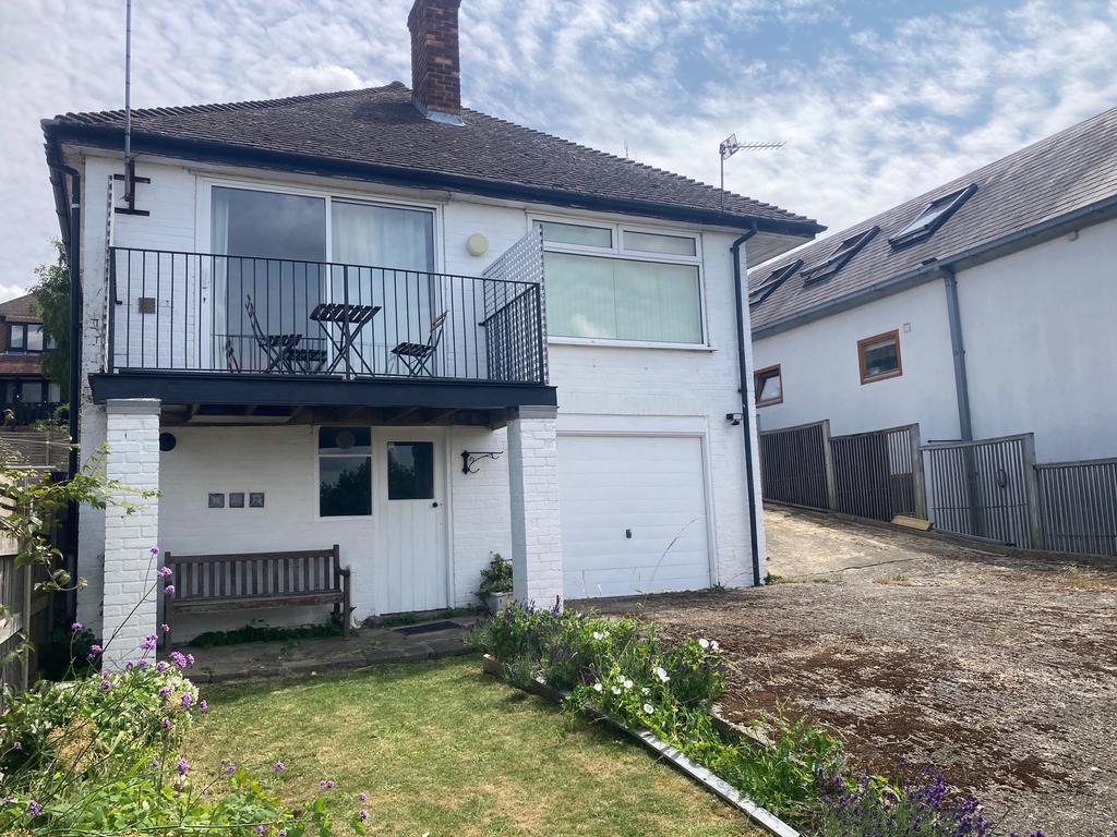 Ringmore Rise 3 bed detached house - £2,800 pcm (£646 pw)