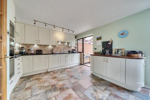 102 Early Road, Witney, OX28 1EU