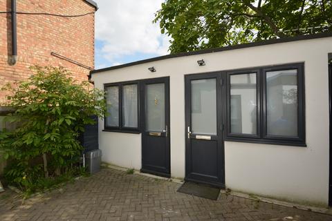 Studio to rent, West Molesey