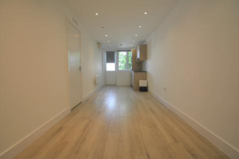 Studio to rent, West Molesey