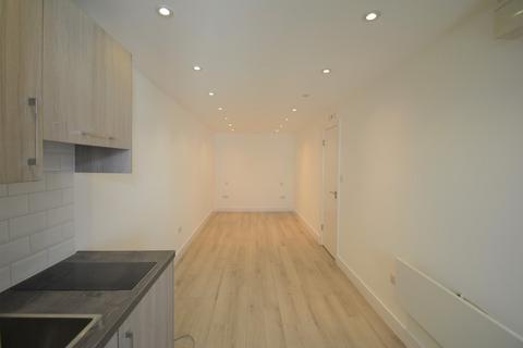 Studio to rent, West Molesey